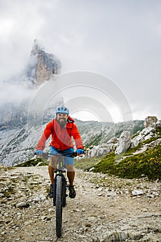 Da ciclista sul cavallo montagna girare sul marciapiede dolomiti 