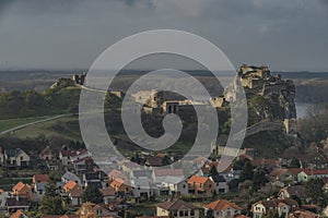 Pohled na vesnici Děvín a hrad