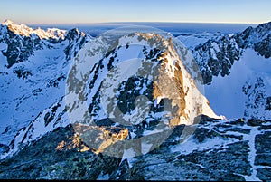 Pohľad na horu Druk z vrcholu Končistá vo Vysokých Tatrách počas zimného východu slnka