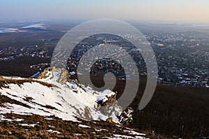 Pohľad na východnú a strednú časť mesta Nitra na Slovensku z pyramídového kopca pri Zobore počas zimnej sezóny.