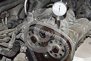 View of an engine with a multi-row timing chain when checking it with an indicator head