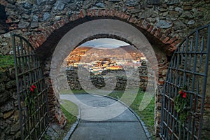 Pohľad od vstupnej brány Trenčianskeho hradu na mesto Trenčín