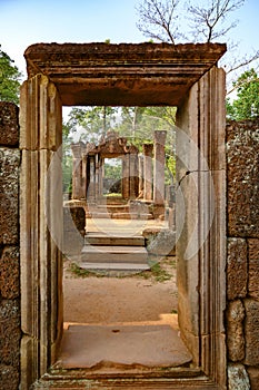 A través de templo entrada en de Camboya sobre el verde Bosque 