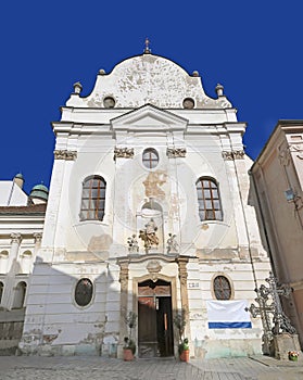 Pohled na fasádu františkánského kostela ve starém městě v Bratislavě, Slovensko
