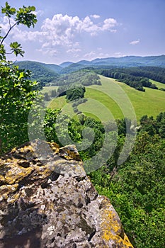 Pohľad zo skalného útvaru Pyramída nad Slatinou