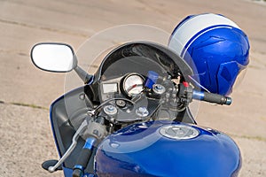 View of the fuel tank and steering wheel of a motorcycle with mirrors