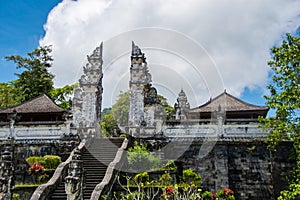 The view through the gate of heaven at the temple \