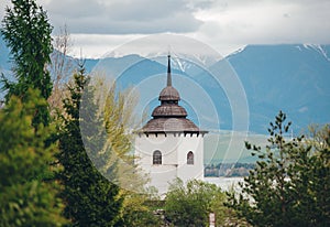 Pohled na gotický kostel Havránok u jezera Liptovská Mara. Slovensko