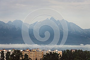 Pohled na pohoří Vysoké Tatry z Popradu. Slovensko.