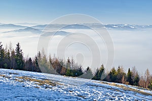 Pohľad na hrebeň Vysokých Tatier z vrcholu Slubica s inverznou hmlou