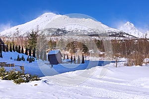 Pohled na Vysoké Tatry se sněhem pokrytými štíty ze Smokovce.