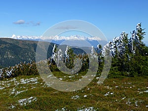 Pohľad na Vysoké Tatry so zasneženými štítmi, Národný park Nízke Tatry, Slovensko