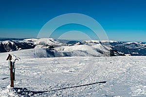 Pohled při pěší turistice na vrch Chabence v zimě Nízké Tatry na Slovensku