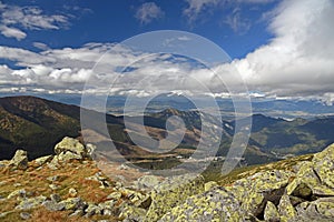 Pohľad z turistického chodníka pod vrchol Chopku v Nízkych Tatrách na Slovensku