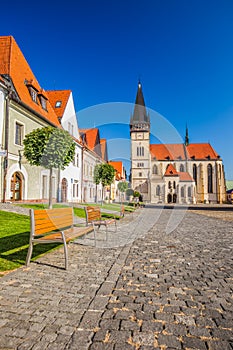 Pohľad na historické centrum mesta Bardejov s radnicou.