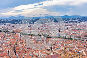 De casas sobre el costa. la ciudad sobre el sierras de montanas. montón nubes sobre el 