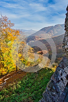 Pohled ze zříceniny hradu Sasov na řeku Hron na podzim