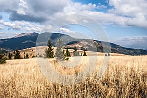 Pohľad z vrchu Kecka nad strediskom Donovaly v jesenných Starohorských vrchoch na Slovensku