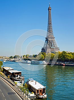 De viviendo una barcaza sobre el en París 