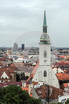 Pohľad na hlavnú bratislavskú vežu z hora