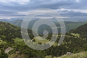 Pohľad z Malého Rozsutca na horský priechod Medzirozsutce, Malá Fatra, Slovensko v jarnom zamračenom ráne