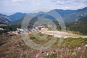 Pohled z hory Chopok za slunečného dne, lyžařské středisko Jasná, národní park Nízké Tatry na Slovensku