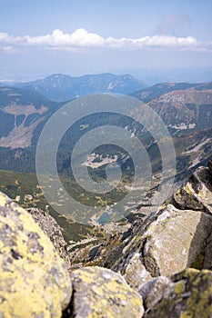 Pohled z hory Chopok za slunečného dne, lyžařské středisko Jasná, národní park Nízké Tatry na Slovensku