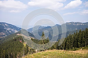 Pohled z hory Chopok za slunečného dne, lyžařské středisko Jasná, národní park Nízké Tatry na Slovensku