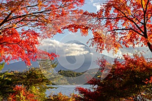 View of mountain Fuji in autumn Japon