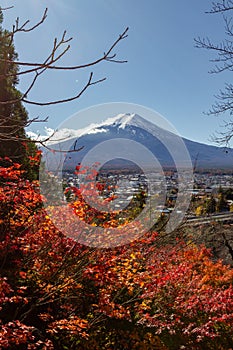 View of mountain Fuji in autumn Japon photo