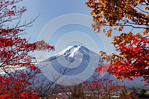 View of mountain Fuji in autumn Japon