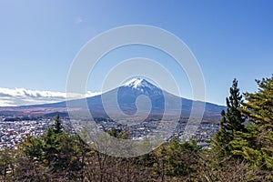 View of mountain Fuji in autumn Japon photo