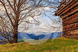 Pohled na hory a starý dřevěný dům