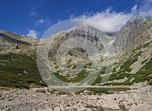 Pohľad na vrch Lomnický štít 2 634 m v lete pokrytý mrakmi, vo vysokých tatrách na slovensku s