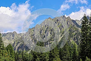Pohled na horské štíty v letním období ve Vysokých Tatrách se zataženou oblohou