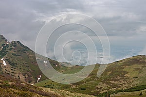 Pohled z hory Pekelník, horský průsmyk Bublen, národní park Malá Fatra, Slovensko v jarní zamračený den