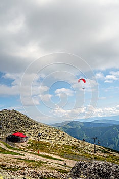 Pohľad na vrchol hory z Chopku, známej Nízke Tatry s krásnou scenériou letného okolia s