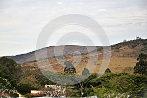 View of the mountain and the trail to Pedra do Índio from the city of Andrelândia in Minas Gerais