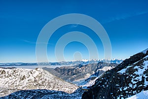 Pohľad na hory západných Tatier a dolinu s hmlou a modrou oblohou z hrebeňa v Nízkych Tatrách, Slovensko