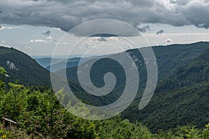 Pohled na národní park Muránska planina v letním barevném dni