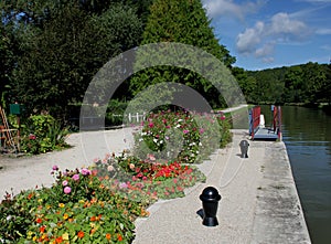 A view on the Nivernais Canal, Velo track.