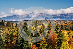 Pohľad na Nízke Tatry z Muránskej planiny počas jesene