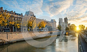 Dama París a un rio en París Francia 