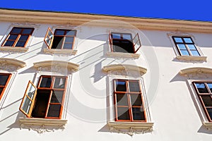 Pohled na starou budovu na ulici Sedlarska v Bratislavě, Slovensko