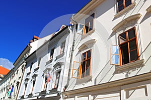 Pohled na staré budovy na ulici Sedlarska v Bratislavě, Slovensko