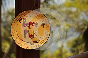 SIGN FOR TOILET PAINTED ON AN OLD ENAMEL PLATE