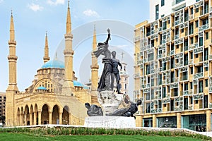Monument in Martyrs' square with al-Amin mosque and St. Georges cathedral, Beirut, Lebanon