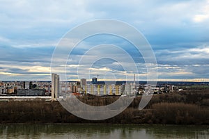 Pohľad na okraj Bratislavy, hlavného mesta Slovenska, na rieku Dunaj