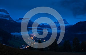 Attraverso la Valle dolomiti più vicino secondo notte 