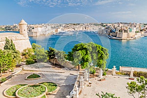 View over Grand Harbour from Herbert Ganado Gardens in Valletta, Mal